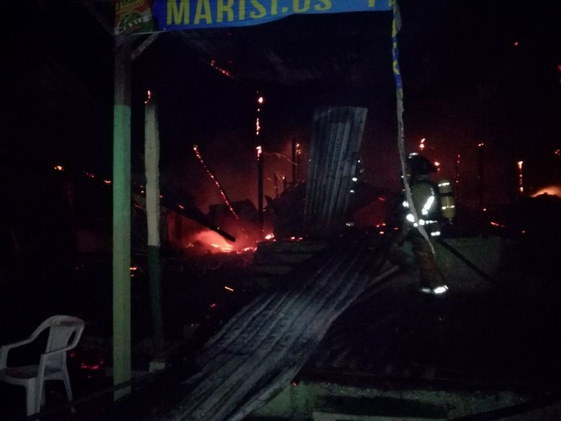 Se quema palapa en zona turística de Mazatlán