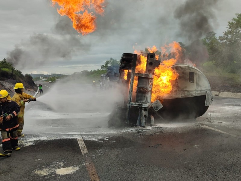 Se quema pipa en la Tuxpan - Tampico