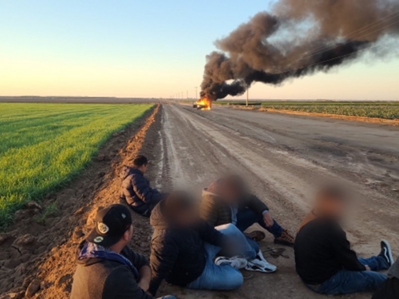 Se quema vehículo en donde transportaban a siete indocumentados