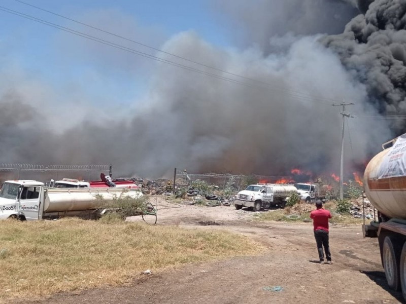 Se queman llantas en predio de Tlajomulco