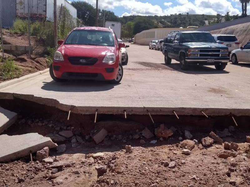 Se quiebra pavimento en calle del DIF