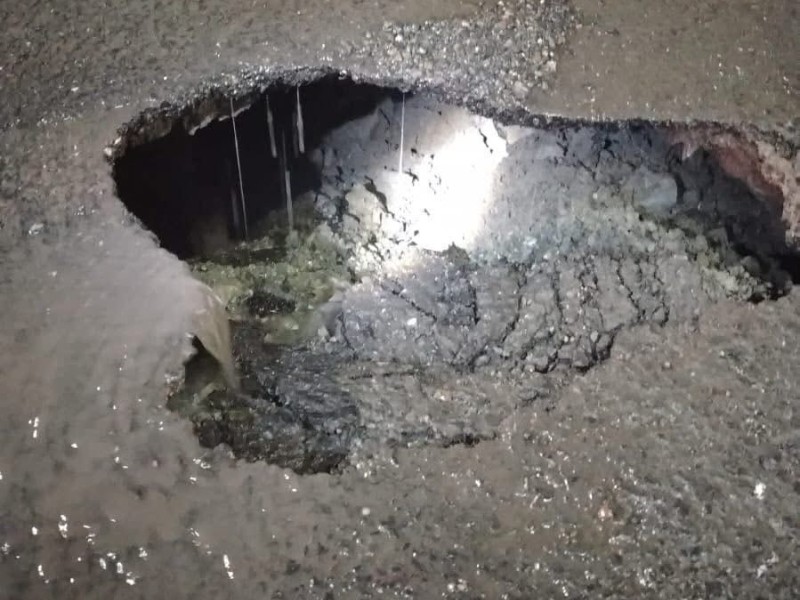 Se reabre socavón en avenida García Salinas; cierran carril por riesgos