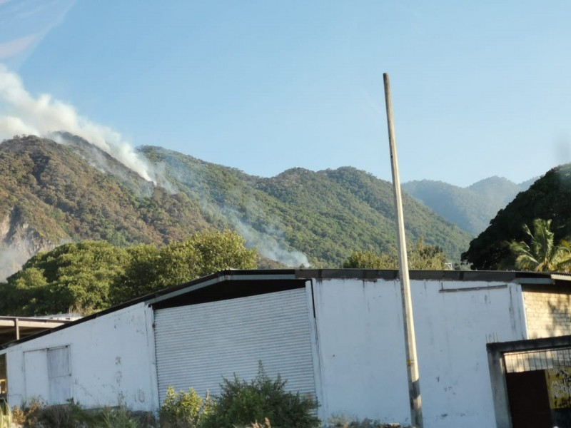 Se reactivó incendio en cerro de San Juan