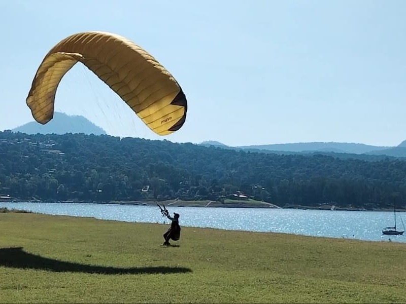 Se realiza competencia de parapente en Valle de Bravo