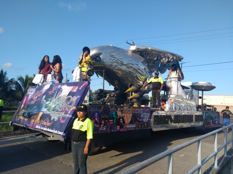 Se realiza desfile de carros alegóricos en Medellín