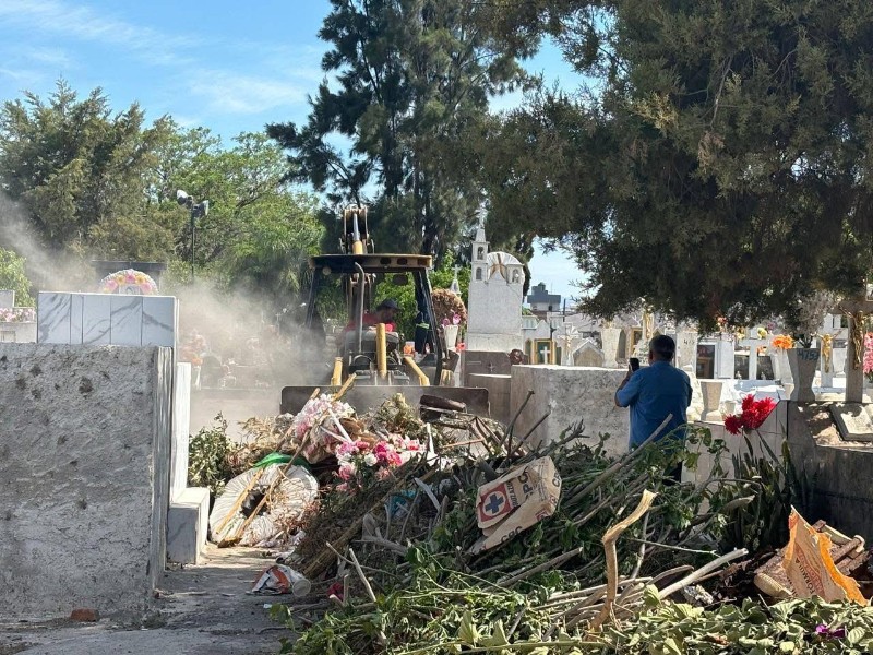 Se realizan labores de limpieza en panteón municipal