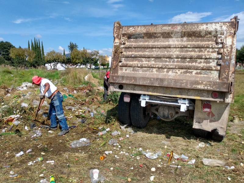 Se recogen toneladas de basura en panteones