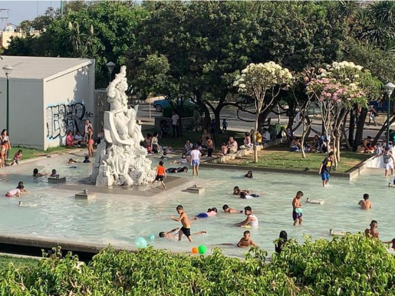 Se refrescan pequeños en las fuentes del parque Hidalgo.