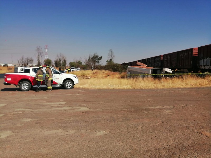 Se registra accidente entre tren y autobús de pasajeros