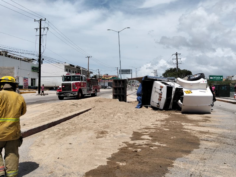 Se registra accidente múltiple en prolongación Leona Vicario; vialidad cerrada