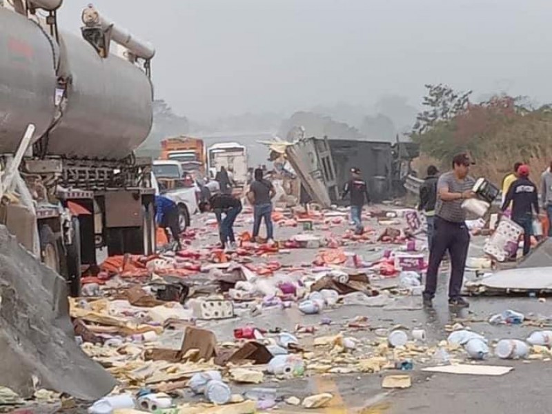 Se registra aparatoso accidente en tramo carretero Tuxtla-Ocozocoautla