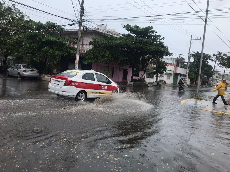 Se registra encharcamiento en la avenida Yáñez en Veracruz