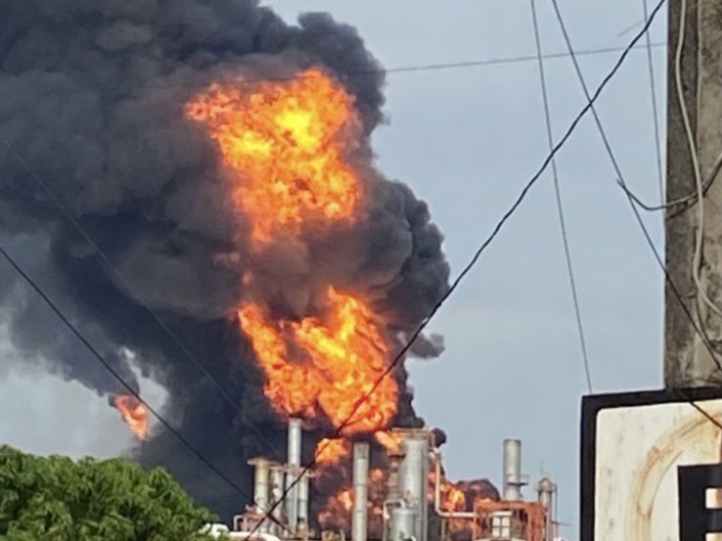 Se registra explosión en refinería de Minatitlán