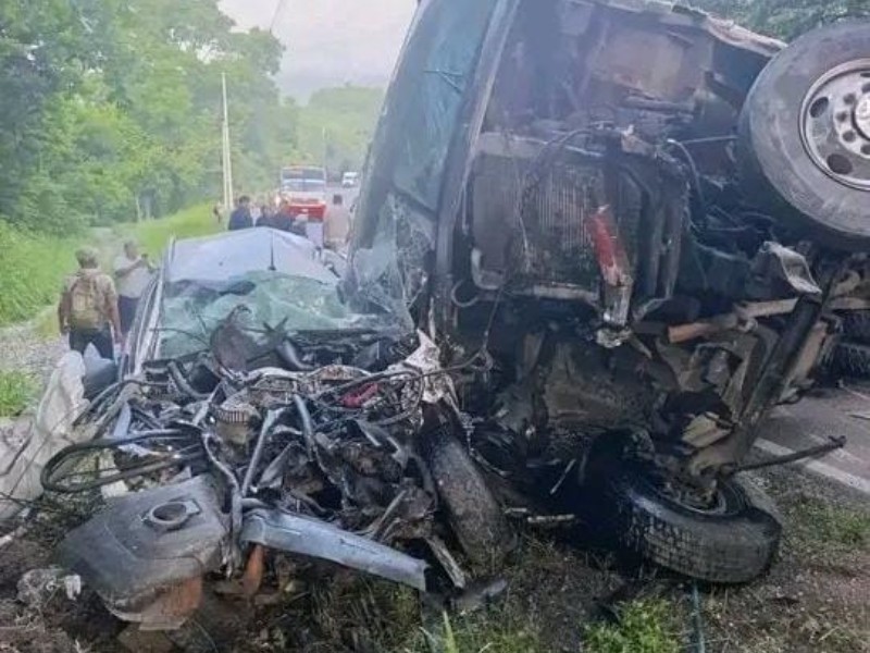 Se registra fuerte accidente automovilístico en Jalpan