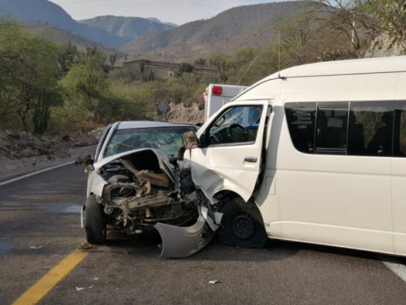 Se registra fuerte accidente entre urvan y carro particular, Oaxaca-Istmo
