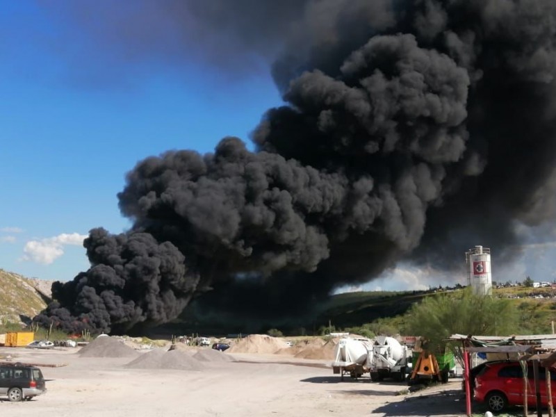 Se registra fuerte incendio de neumáticos en La Paz