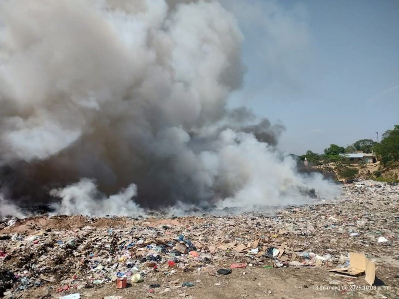 Se registra fuerte incendio en basurero municipal de Matías Romero
