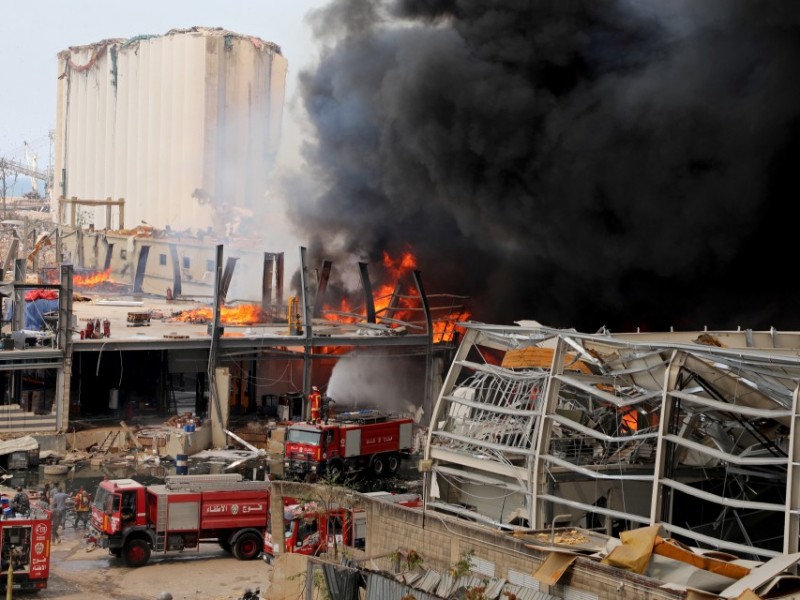 Se registra fuerte incendio en puerto de Beirut