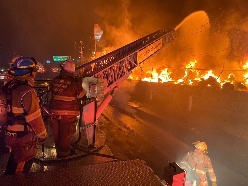 Se registra fuerte incendio en recicladora de Tlaquepaque