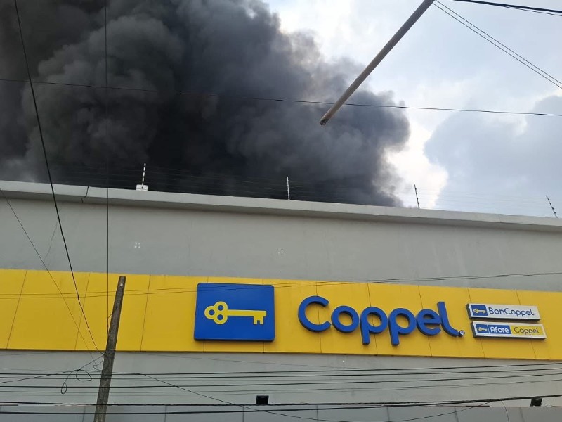 Se registra fuerte incendio en tienda departamental en Las Choapas
