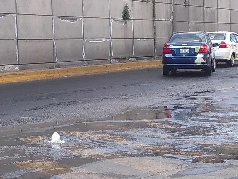 Se registra fuga de agua en Tollocan