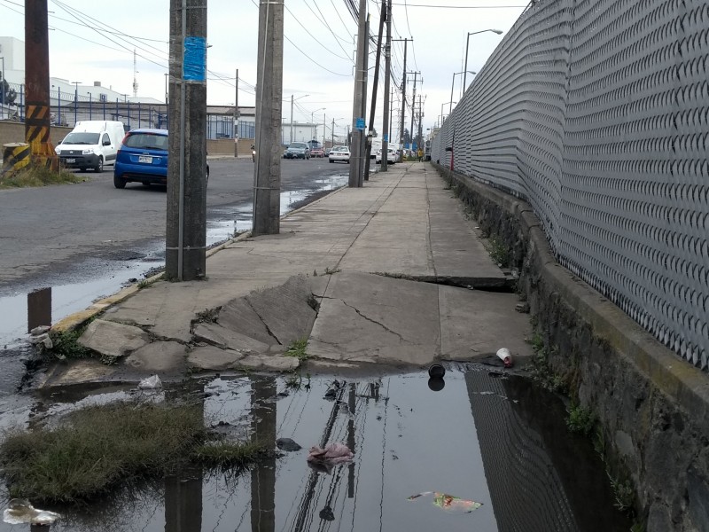 Se registra fuga de agua en zona industrial