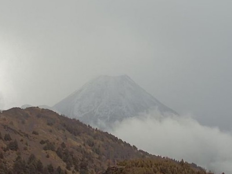 Se registra granizada en la cima del Volcán de Colima