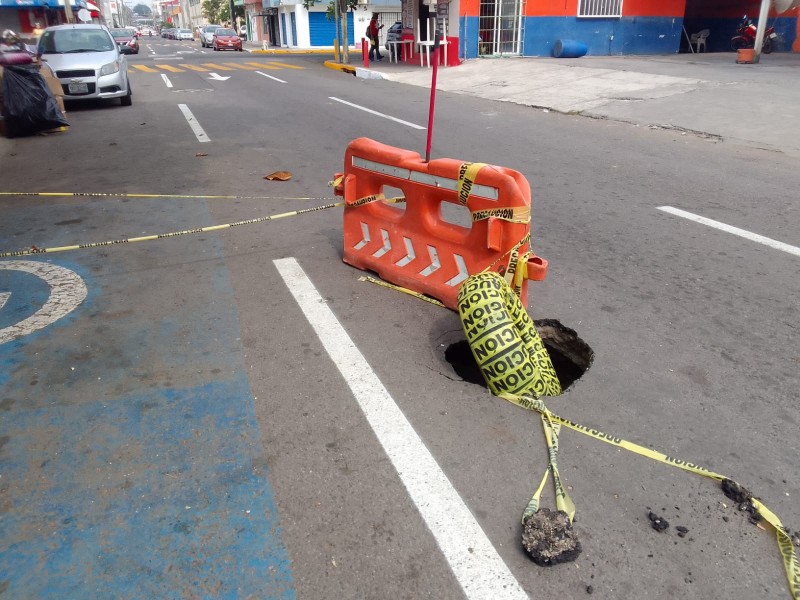 Se registra hundimiento en calle Molina en Veracruz