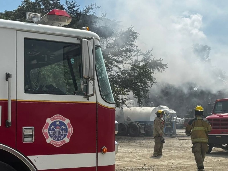 Se registra incendio de camión en patio del Puerto de Manzanillo