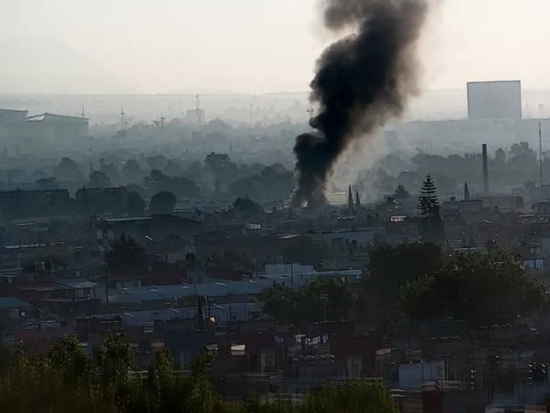 Se registra incendio en bodega de autopartes