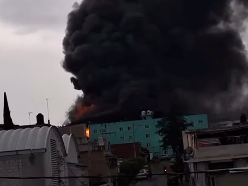 Se registra incendio en chatarrera de Atizapán