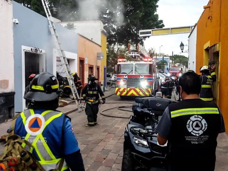 Se registra incendio en comercio del centro histórico por cortocircuito