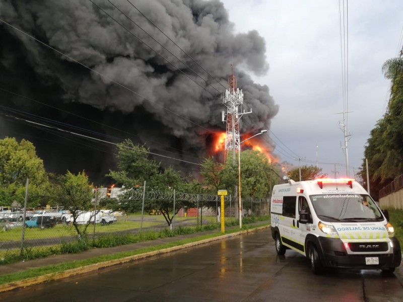 Se registra incendio en fábrica de sandalias en El Álamo