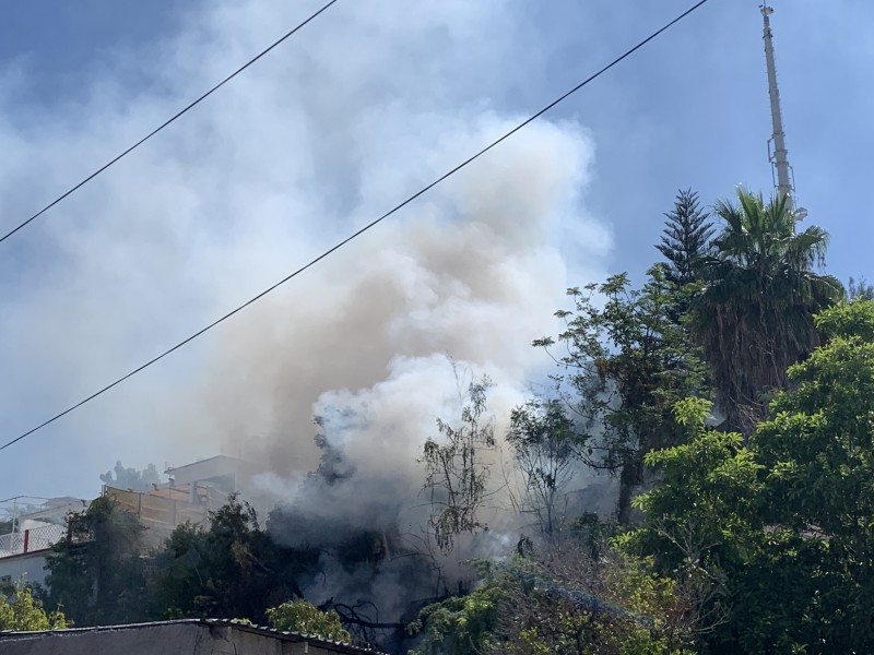 Se incendia acceso a conjunto habitacional Col. Lázaro Cárdenas