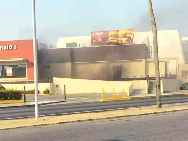 Se registra incendio en plaza Mocambo