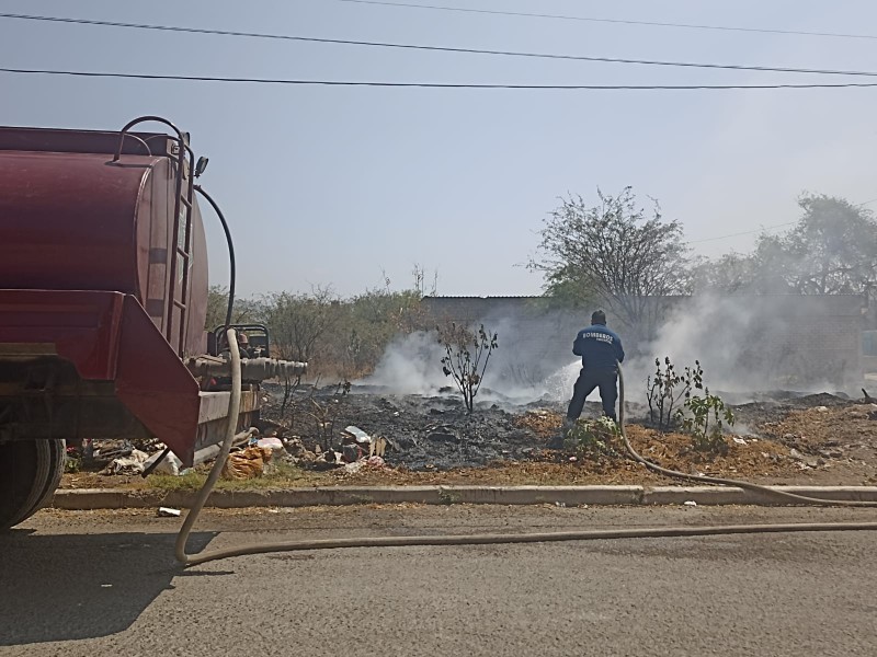 Se registra incendio  en predio con maleza y basura