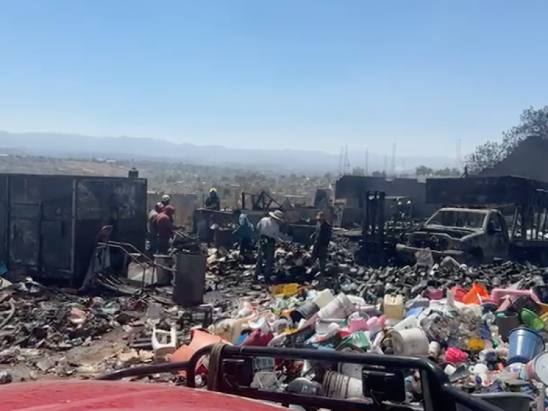 Se registra incendio en recicladora