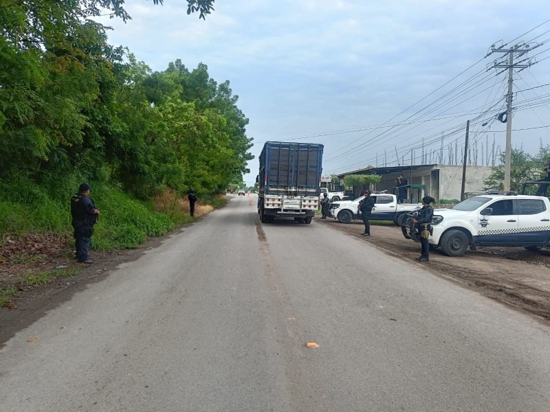 Se registra quema de vehículos y bloqueos en Apatzingán