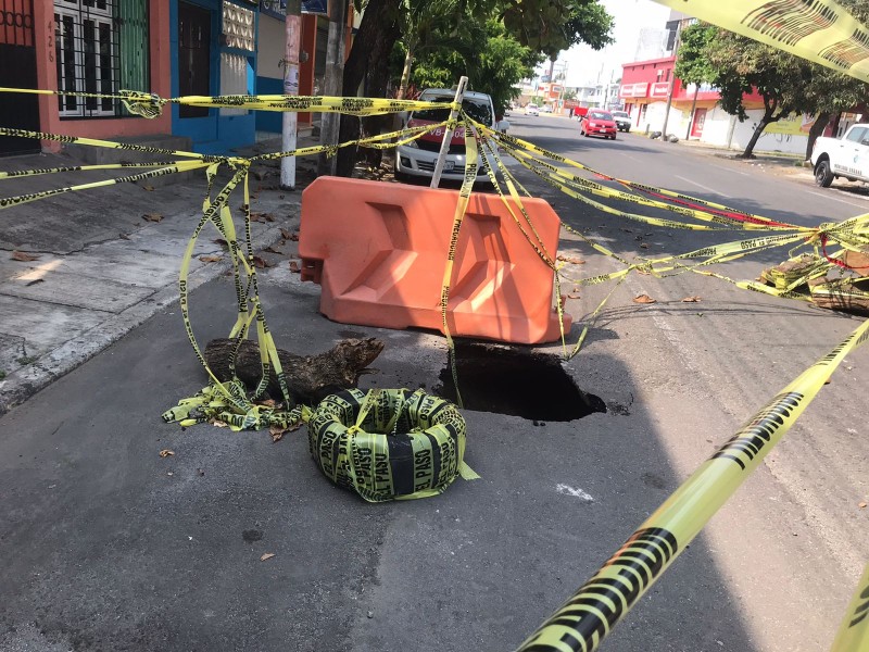 Se registra socavón en la calle 22 de marzo