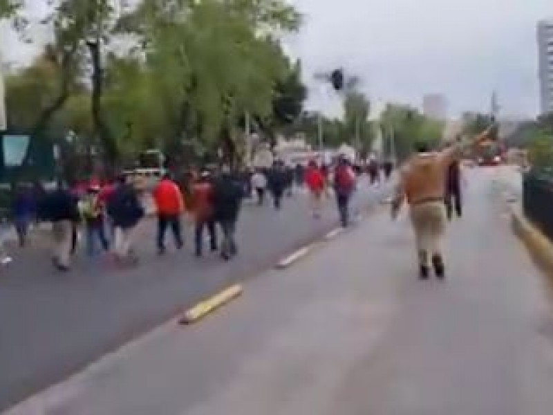 Violento enfrentamiento entre militantes frente a sede nacional del PRI