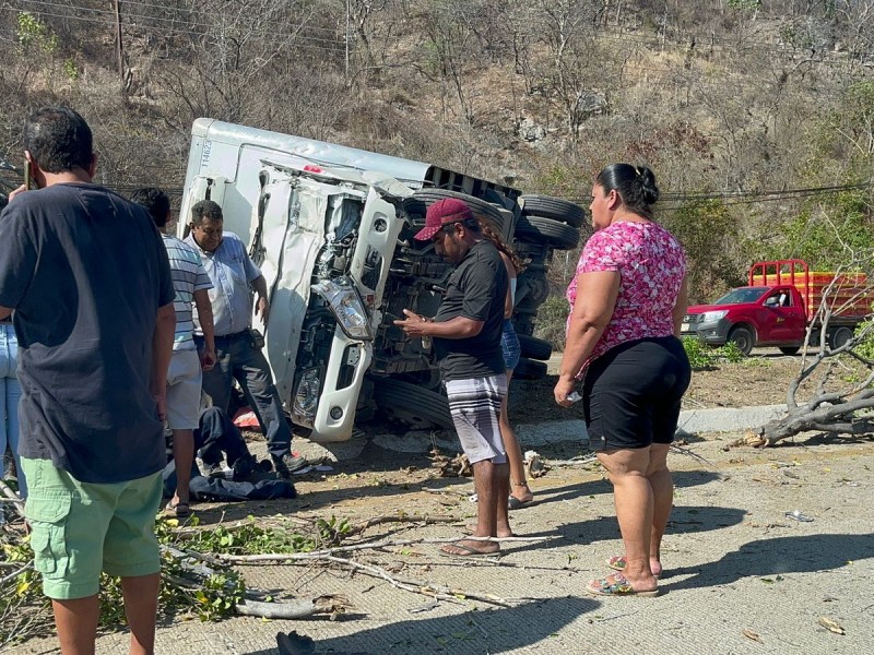 Se registra volcadura de camión repartidor en bulevar Aeropuerto-Zihuatanejo