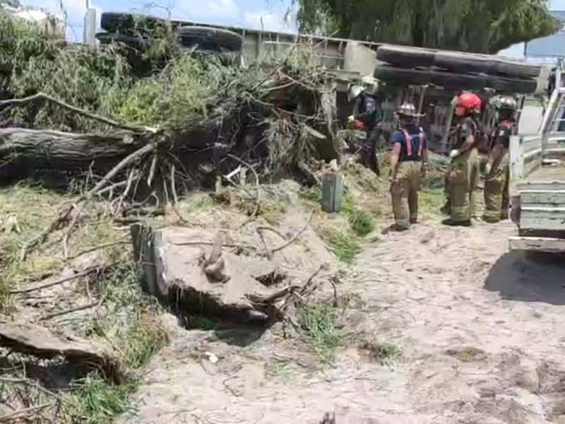 Se registra volcadura de tráiler en la Toluca-Tenango