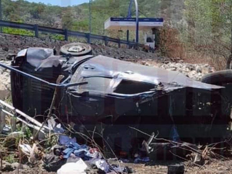 Se registra volcadura en autopista Tepic-Mazatlán