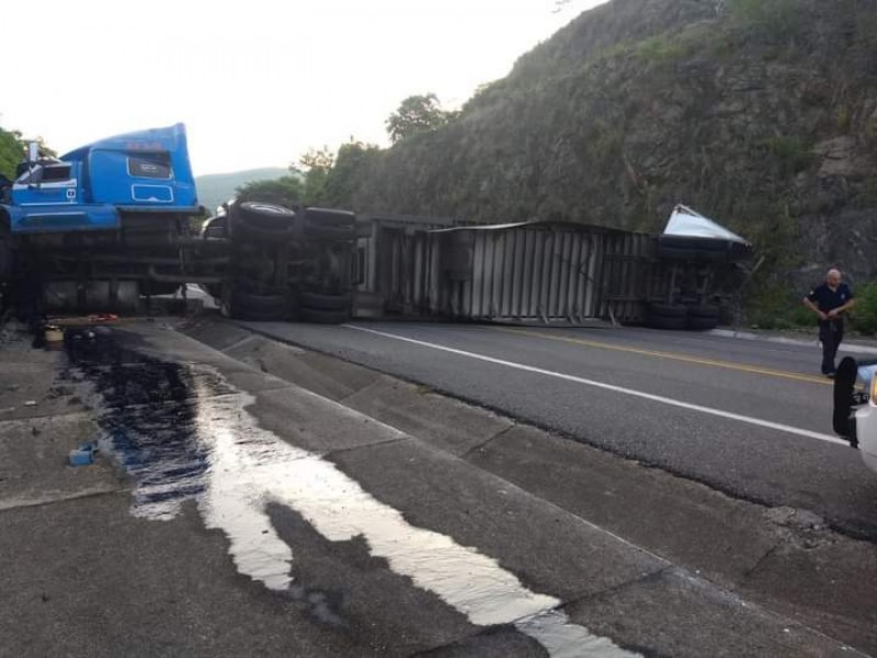 Se registra volcadura en carretera Pátzcuaro-Lázaro Cárdenas