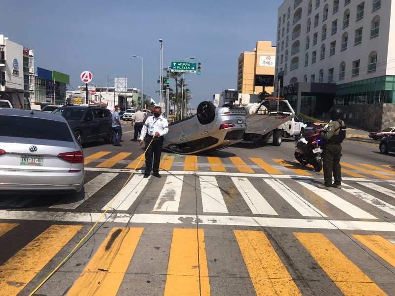 Se registra volcadura en Ruiz Cortines en Boca del Río