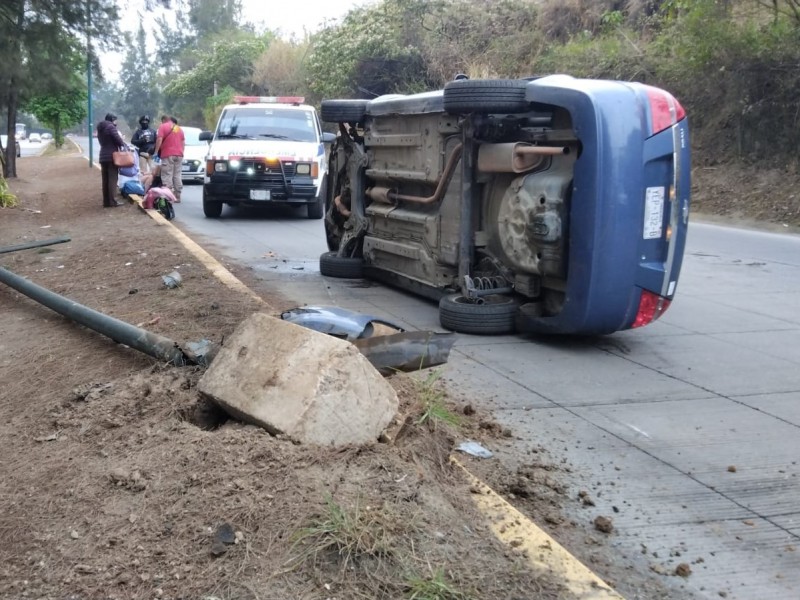 Se registra volcadura en Xalapa hay dos lesionados