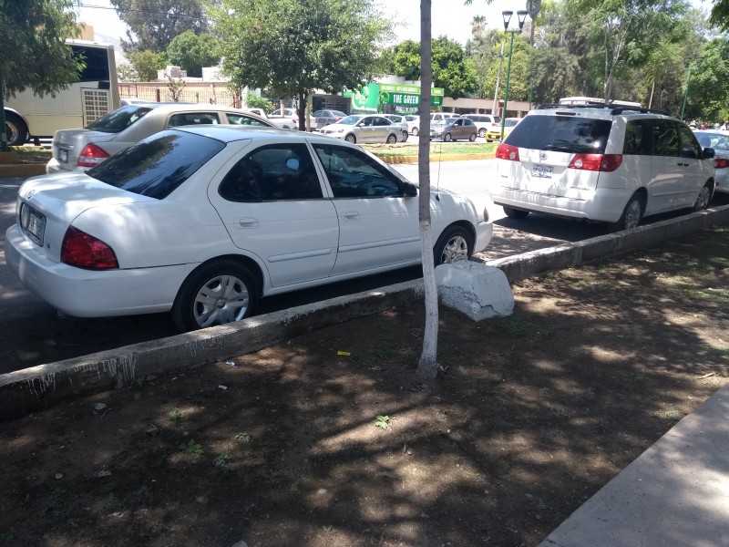 10 mil multas en vehículos mal estacionados