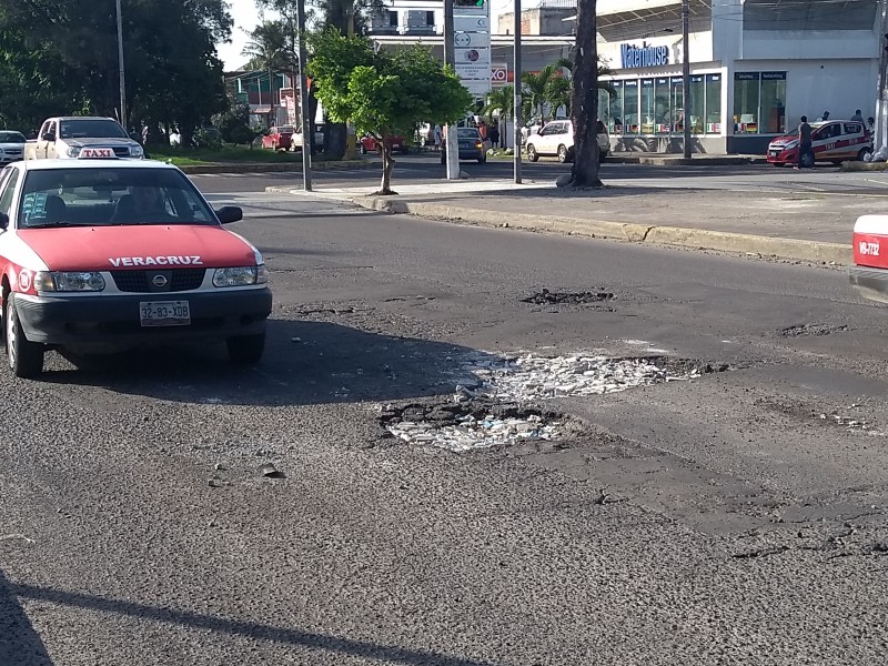 Se registran baches en Miguel Ángel de Quevedo