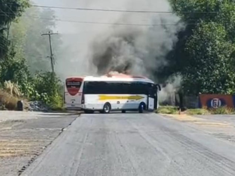 Se registran bloqueos y quemas de vehículos en varios municipios de Michoacán