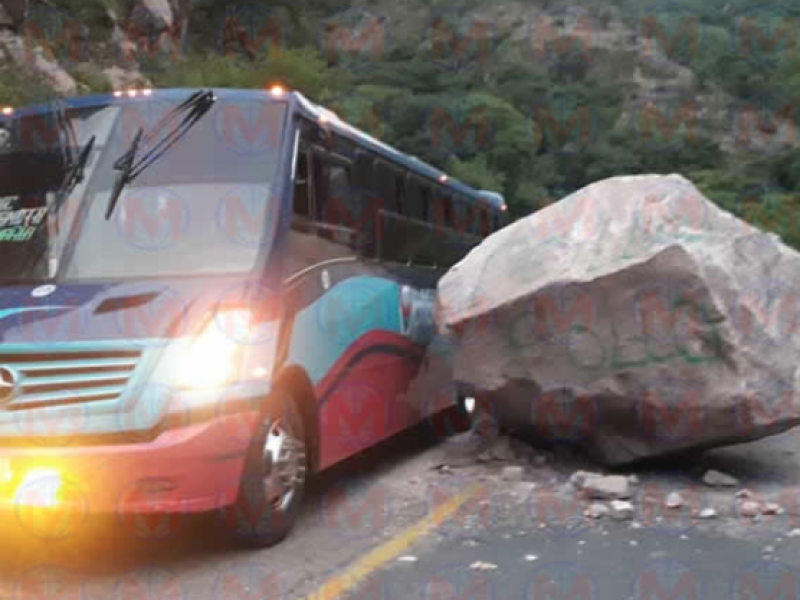 Se registran derrumbes en la carretera Ruiz-Zacatecas